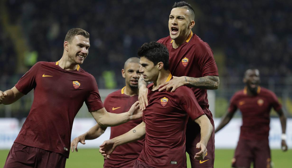 Para pemain AS Roma merayakan gol yang dicetak Diego Perotti ke gawang Inter Milan pada laga Liga Italia di Stadion San Siro, Italia, Minggu (26/2/2017). Bermain di kadang Inter, Roma menang 3-1. (AP/Luca Bruno)