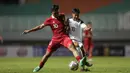 <p>Pemain Timnas Indonesia U-17,&nbsp;Muhammad Nabil Asyura (kiri) berebut bola dengan pemain Timnas Guam U-17, Riku Ngeschekle Meyar dalam pertandingan Grup B Kualifikasi Piala Asia U-17 2023 yang berlangsung di Stadion Pakansari, Bogor, Senin (3/10/2022). (Bola.com/Bagaskara Lazuardi)</p>