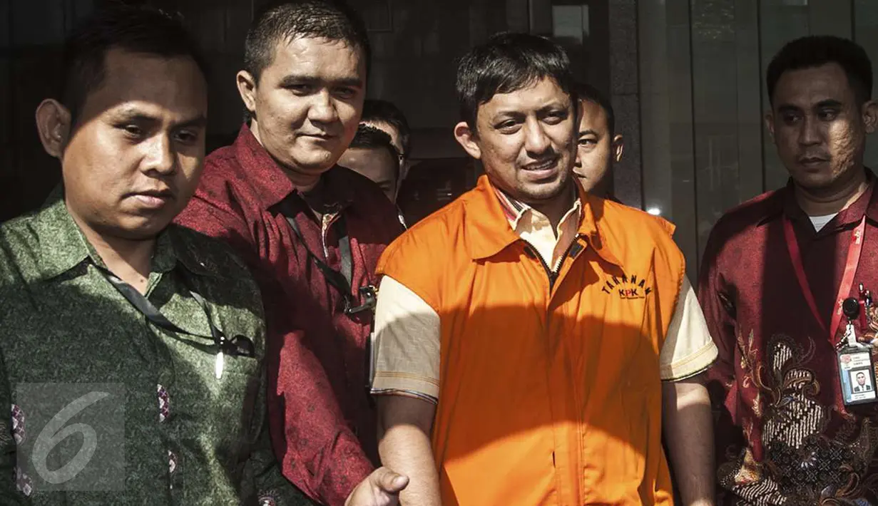 Ekspresi Ketua Angkatan Muda Partai Golkar (AMPG) Fahd El Fouz bin A Rafiq usai menjalani pemeriksaan di gedung KPK, Jakarta, Jumat (28/4). KPK menahan Fahd El Fouz bin A Rafiq terkait pengadaan laboratorium komputer MTS. (Liputan6.com/Helmi Afandi)