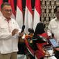 Menteri Energi dan Sumber Daya Mineral (ESDM) Arifin Tasrif bersama Menteri Perhubungan Budi Karya Sumadi dalam evaluasi pelaksanaan program konversi motor listrik, di Kementerian ESDM, Jakarta, Senin (19/9/2022).
