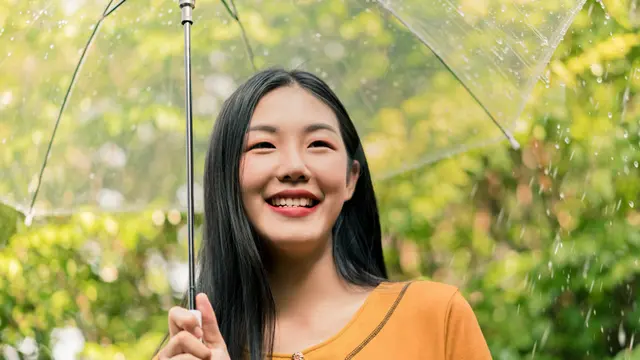 Tips Makeup Agar Awet Saat Musim Hujan