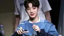 Hal itu dikarenakan Lai Guanlin terlalu pendiam dan tak cocok dengan teman-teman sekelasnya. (allkpop)