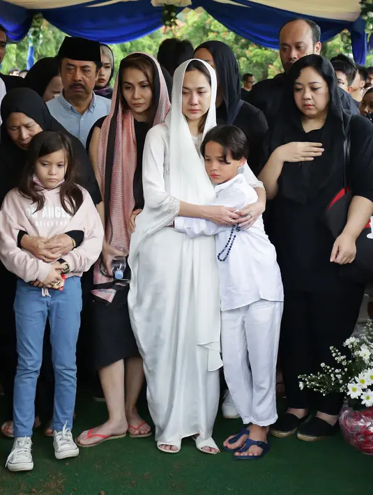 BCl dan Noah Sinclair pemakaman Ashraf Sinclair di San Diego Hils, Karawang, Selasa (18/2). (Bambang E Ros/Fimela.com)