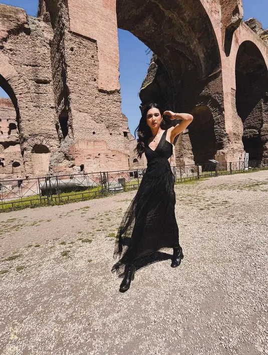 Lalu terakhir, Mikha Tambayong memilih sebuah backless dress berwarna hitam. [Foto: Instagram/miktambayong]