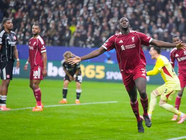 Liverpool tampil menggila di markas Eintracht Frankfurt setelah sempat tertinggal lebih dulu, untuk akhirnya membalikkan keadaan dan menang meyakinkan 5-1 dalam laga matchday ketiga Liga Champions 2025/2026, Kamis (23/10/2025) dini hari WIB. (AP Photo/Michael Probst)