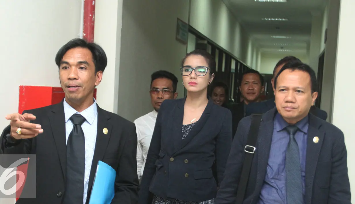 Ekspresi Sheila Marcia (tengah) usai mengikuti sidang mediasi di Pengadilan Negeri Tangerang, Selasa (20/7). Mediasi antara Sheila dan Kiki Mirano mengalami titik buntu. (Liputan6.com/Herman Zakharia)