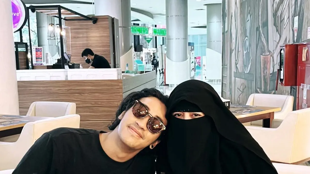 Umi Pipik dan Abidzar Al-Ghifari. (Foto: Dok. Instagram @_ummi_pipik_)