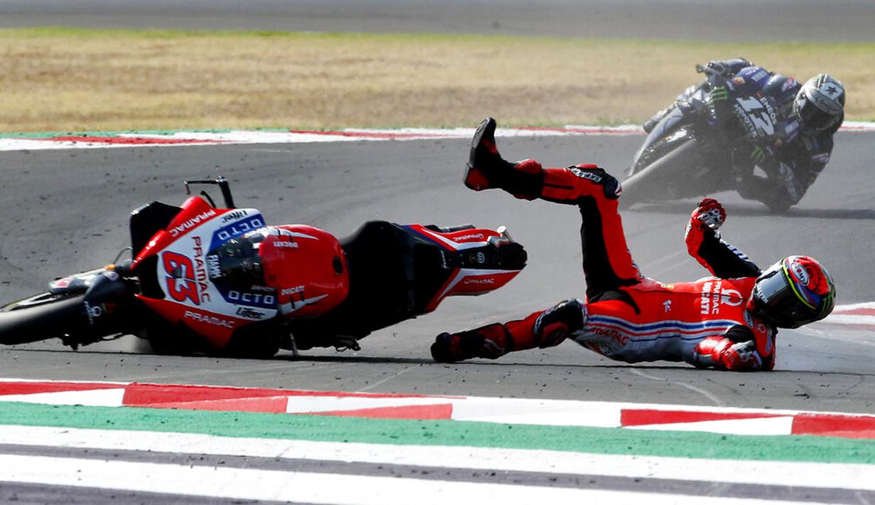 Pembalap Pramac Racing, Francesco Bagnaia, terjatuh saat balapan MotoGP Emilia Romagna di Sirkuit Misano, Italia, Minggu (20/9/2020). Bagnaia yang sempat memimpin balapan gagal menjadi juara setelah terjatuh pada lap ke-21. (AP/Antonio Calanni)