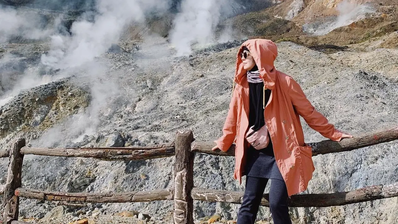 6 Potret Gaya OOTD Risty Tagor Pakai Celana, Mulai dari Kulot sampai Track Pants