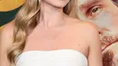 Margot Robbie berpose saat menghadiri World Premiere "Amsterdam" di Lincoln Center di New York City pada 18 September 2022. tidak menambahkan perhiasan lain untuk menjaga gaun itu menjadi titik fokus utama. (Dia Dipasupil/Getty Images/AFP)