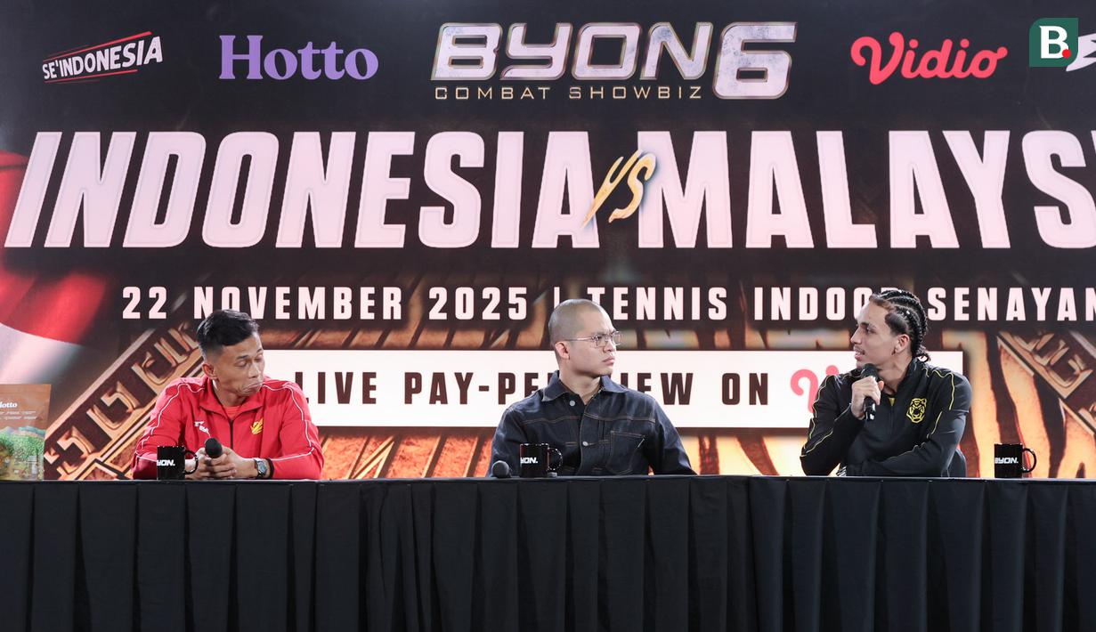 Petarung Indonesia, Ronal Siahaan bersama petarung Malaysia, Putra Abdullah, saat jumpa pers Byon Combat Showbiz Vol. 6: Indonesia vs Malaysia II di Tennis Indoor Senayan, Jakarta, Jumat (21/11/2025). (Bola.com/M Iqbal Ichsan)