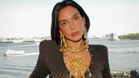 Potret Dua Lipa Tampil Berani dengan Gaun Ular Tembus Pandang