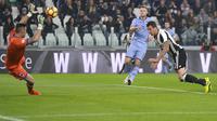 Penyerang Juventus, Mario Mandzukic (kanan) melakukan sundulan yang berbuah gol ke gawang Sampdoria, pada laga lanjutan Serie A 2016-2017, di Juventus Stadium, Kamis (27/10/2016) dini hari WIB. Juventus menang 4-1.  (Reuters/Giorgio Perottino)