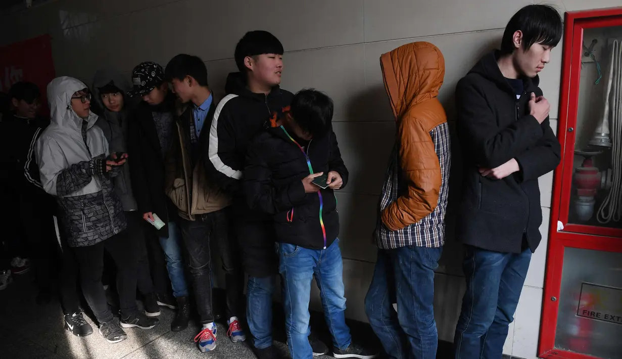 Sejumlah siswa menunggu untuk memasuki ruang komputer untuk mengikuti ujian di sebuah sekolah teknik di Jinan, di provinsi Shandong, China timur, (29/1). (AFP Photo/Greg Baker)