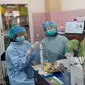 Petugas kesehatan di Puskesmas Dinoyo, Kota Malang, yang hendak bertugas menyuntikan vaksin Covid-19 ke petugas pelayanan publik (Humas Pemkot Malang)