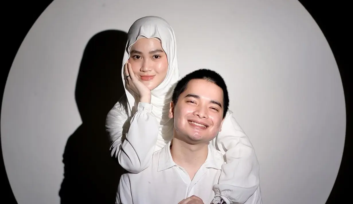 Tak hanya makin romantis, pasangan ini juga makin mirip. Meski hanya foto sederhana, namun kehangatan pasangan ini terasa. Dalam keterangan unggahannya, Henny Rahman menuliskan jika ia sangat mencintai suaminya itu. Menilik dari Instagram Alvin, diketahui foto tersebut diambil ketika momen ulang tahun Henny Rahman yang ke-30 tahun pada bulan Mei 2024 lalu. (Liputan6.com/IG/@hennyyrahman)