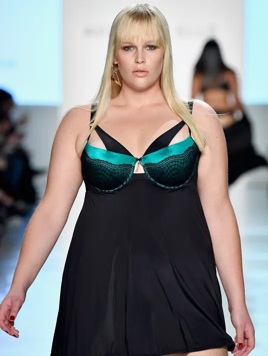 Model berjalan di atas catwalk membawakan pakaian dalam/lingerie Addition Elle selama New York Fashion Week di New York, AS (11/9). Addition Elle mengeluarkan pakaian dalam untuk wanita berbadan gemuk. (Frazer Harrison/Getty Images for Addition Elle/AFP)