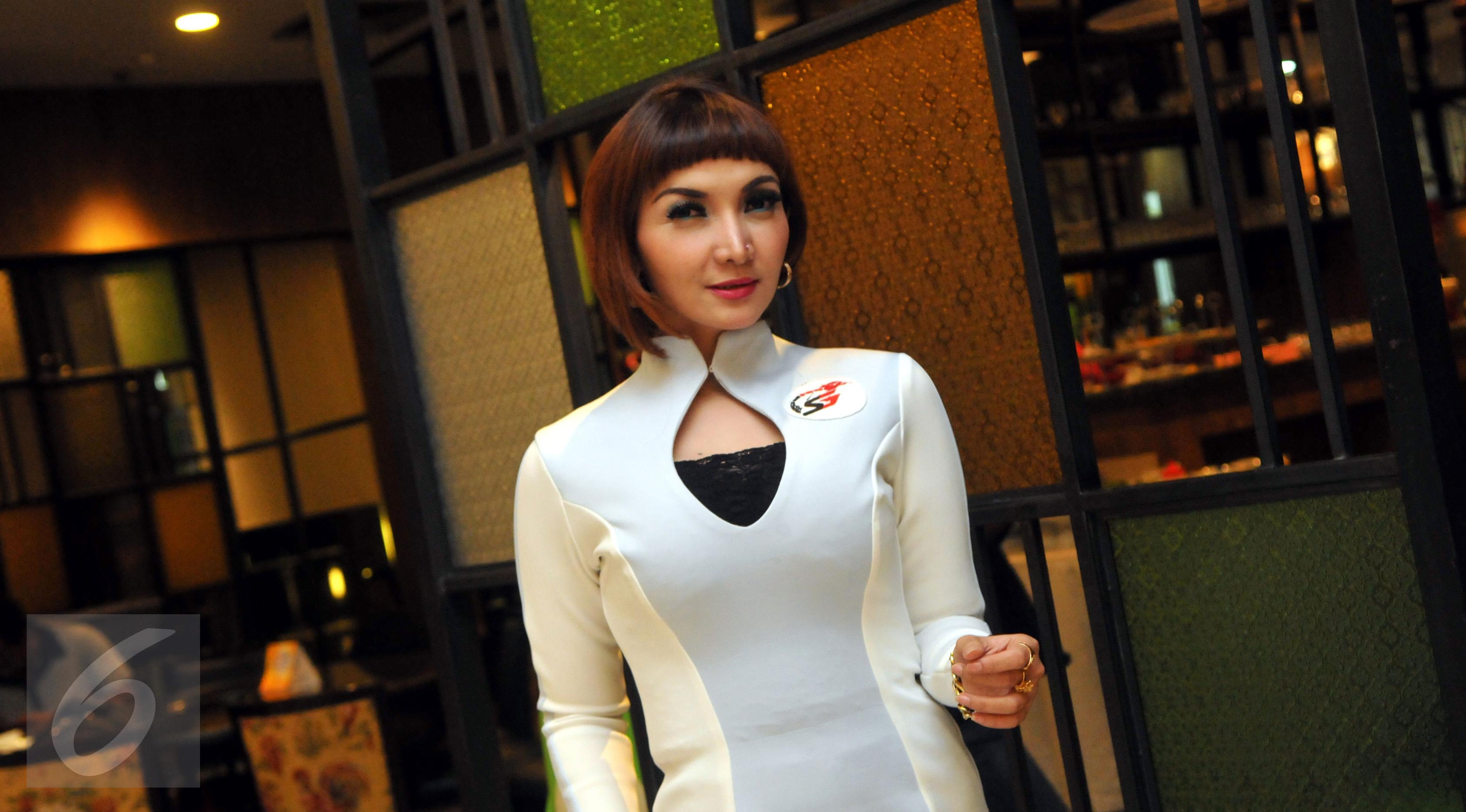 Aktris cantik Roro Fitria berpose usai acara amal yang digagas klub mobil mewah di kawasan Kemang, Jakarta, Jumat (26/6/2015). (Liputan6.com/Panji Diksana)