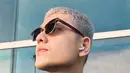 Pilih warna abu-abu, warna ini memberikan kesan modern dan edgy, namun tetap terlihat classy dan maskulin. Rambut abu-abu ini cocok bagi seseorang yang ingin tampil lebih fashionable dan berani bereksperimen dengan gaya. Cocok dengan aktor kelahiran tahun 1993 ini, tak heran jika banyak netizen yang langsung memberikan pujian dan mengagumi warna rambut terbarunya ini. (Liputan6.com/IG/@rendijhonpratama)