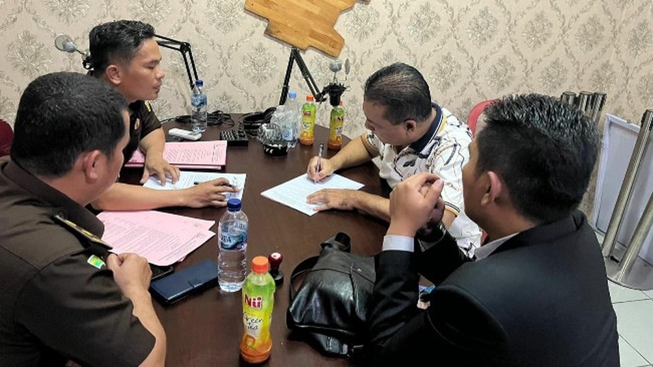 Penyerahan tersangka dan barang bukti korupsi pembangunan pelabuhan Bagansiapiapi dari penyidik ke JPU di Rutan Pekanbaru.