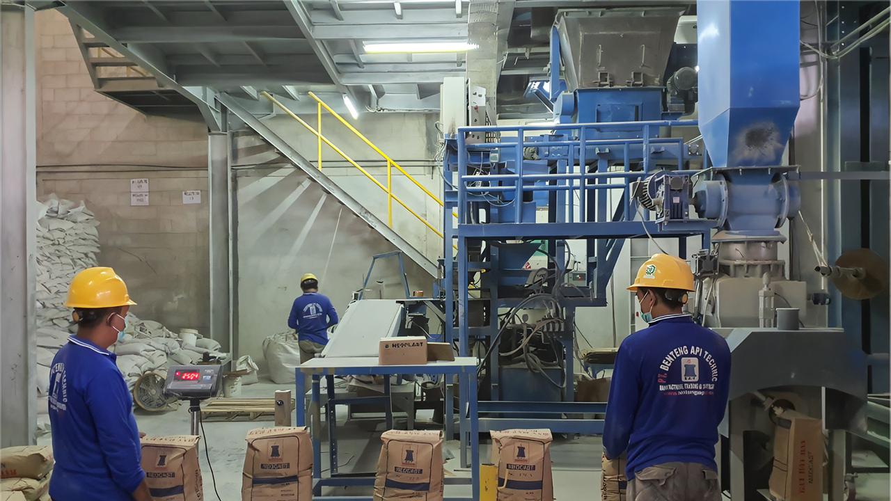 Pekerja PT Benteng Api Technic Tbk (BATR) atau BAT Refractories. Dok BATR