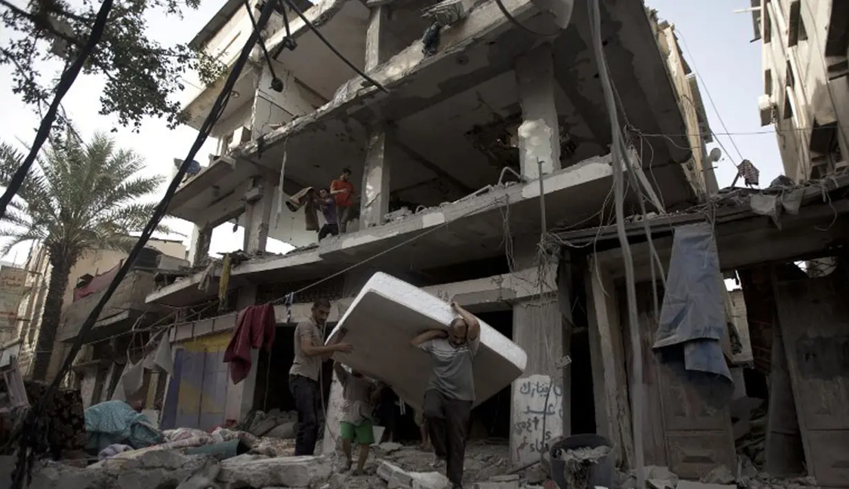 Sebuah bangunan bertingkat hancur. 15 orang dikabarkan tewas dalam serangan udara militer Israel ke kota Gaza, Palestina, (12/7/2014). (AFP PHOTO/Mahmud Hams)