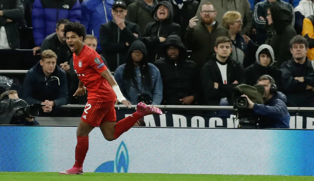 Gelandang Bayern Munchen Serge Gnabry melakukan selebrasi setelah mencetak gol ke gawang Tottenham Hotspur pada matchday kedua Liga Champions di Stadion Tottenham Hotspur, London, Inggris, Selasa (1/10/2019). Munchen membantai Tottenham 7-2 dengan Gnabry mencetak quatrick. (AP Photo/Matt Dunham)
