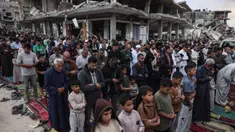 Warga Palestina melaksanakan salat menandai dimulainya Idul Adha, Hari Raya Kurban, di jalan yang rusak parah di Khan Yunis, Jalur Gaza Selatan, pada Rabu 27 Mei 2026. (BASHAR TALEB/AFP)