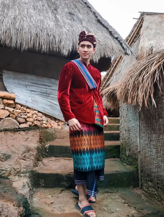 Saat mengunjungi Desa Sade di Lombok, NTB, Verrell juga tidak melewatkan kesempatan untuk mencoba pakaian adat dari Lombok. Pakaian adat ini terlihat cocok di tubuh Verrell. Wajar saja jika banyak netizen yang memuji Verrell tampan saat mengenakan pakaian adat ini. (Liputan6.com/IG/@bramastavrl)