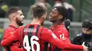 Pemain AC Milan Rafael Leao (kanan) merayakan bersama rekan satu timnya usai mencetak gol ke gawang Spezia pada pertandingan sepak bola Liga Italia di Stadion San Siro, Milan, Italia, 17 Januari 2022. AC Milan kalah 1-2. (AP Photo/Luca Bruno)