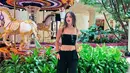 Atau lihat bagaimana OOTD Nia Ramadhani yang bak remaja ini mengenakan outfit serba hitam. Ia mengenakan cropped top dipadu celana panjang hitam. [Foto: Instagram/ramadhaniabakrie]
