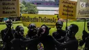 Aktivis Greenpeace melakukan aksi teatrikal di Kementerian Lingkungan Hidup, Selasa (5/3). Greenpeace mencatat konsentransi PM 2.5 atau di Jakarta mencapai empat kali lipat di atas batas aman tahunan menurut standar WHO. (Liputan6.com/Faizal Fanani)