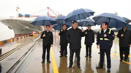Presiden China Xi Jinping (tengah) saat mengunjungi kawasan pelabuhan Chuanshan di Pelabuhan Ningbo-Zhoushan, Provinsi Zhejiang, China, Minggu (29/3/2020). Xi Jinping melakukan inspeksi terhadap proses dimulainya kembali kegiatan kerja dan produksi di Zhejiang. (Xinhua/Shen Hong)