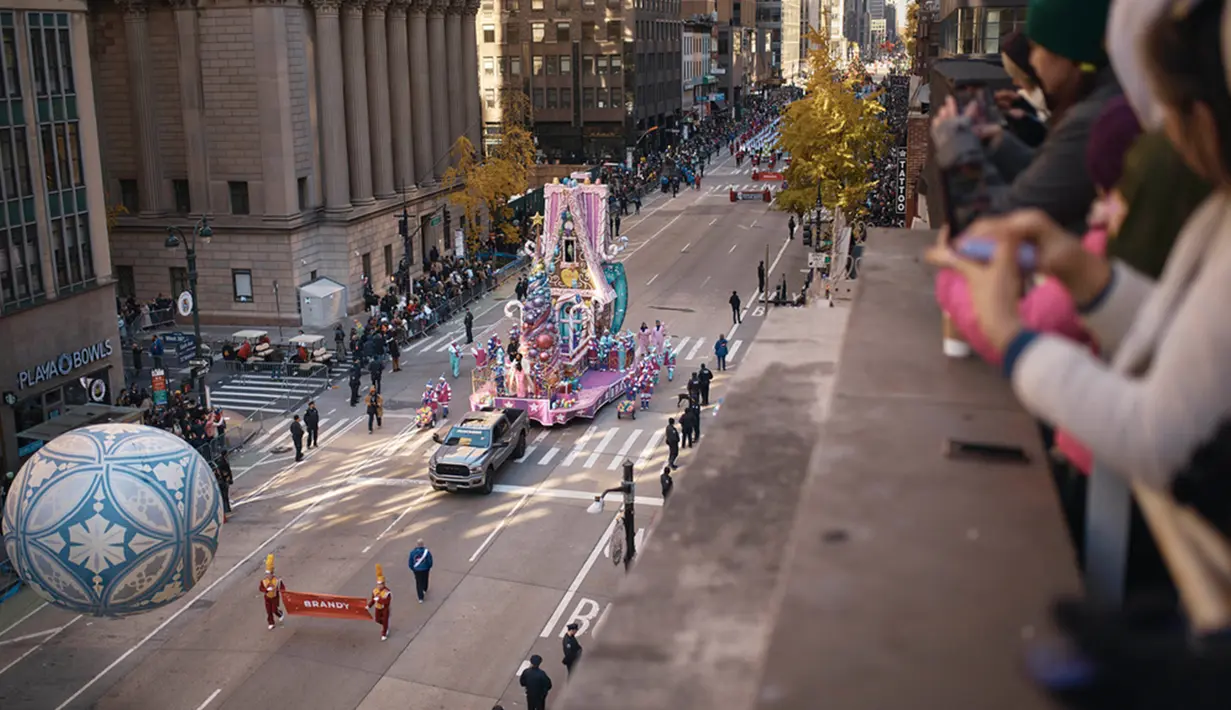 Parade Hari Thanksgiving Macy adalah acara perayaan tahunan di Amerika Serikat yang ditonton oleh ribuan orang di jalan-jalan Kota New York dan jutaan lainnya di TV di rumah. (AP Photo/Andres Kudacki)