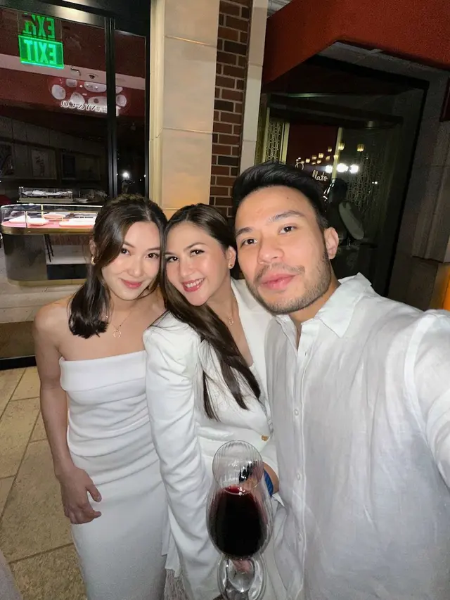 5 Gaya Glamor Keluarga Kecil Jessica Mila Hadiri Pernikahan Anak Hary Tanoesoedibjo di Amerika