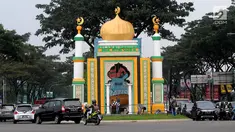 Dekorasi bernuansa Ramadan dan Hari Raya Idul Fitri terlihat di Jalan Raya BSD, Tangerang Selatan, Banten, Kamis (16/5/2019). Selain mempercantik sudut kota, pembuatan dekorasi tersebut juga untuk memeriahkan bulan suci Ramadan sekaligus menyambut Hari Raya Idul Fitri. (merdeka.com/Arie Basuki)