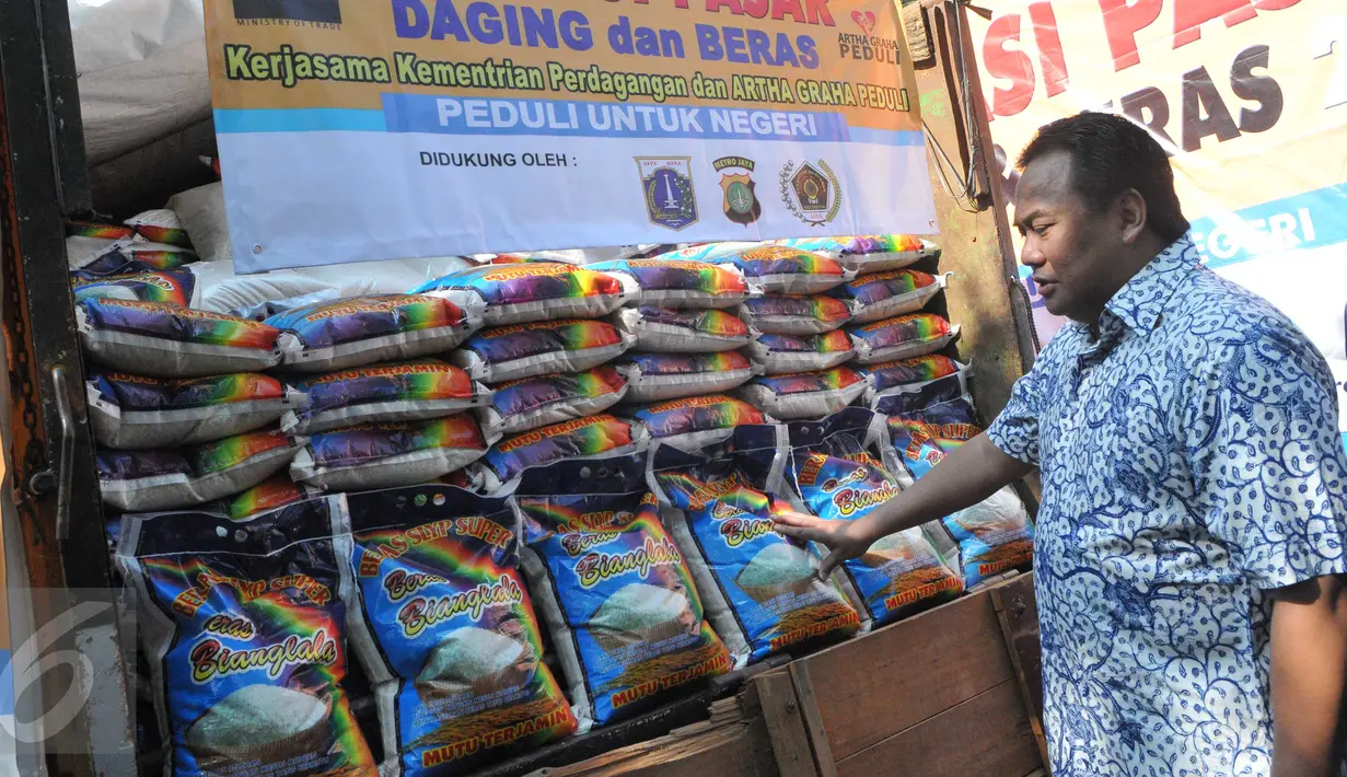 Rachmat Gobel memeriksa beras yang akan dijual murah pada Operasi Pasar, Jakarta, Minggu (21/6/2015). Kemendag dan Artha Graha Peduli menggelar operasi pasar secara serentak di wilayah DKI Jakarta hingga 16 Juli 2015. (Liputan6.com/Herman Zakharia)