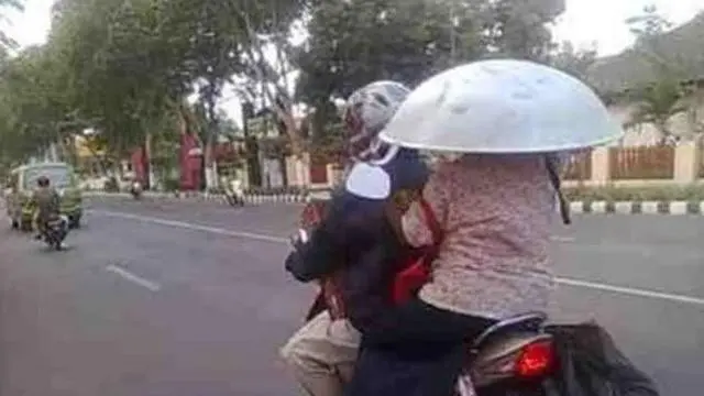 Kumpulan Potret Ibu-Ibu Dibonceng Naik Sepeda Motor, Aksinya Bikin Ngilu