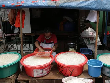 Pedagang kolang-kaling musiman menggelar dagangannya di kawasan Tanah Abang (13/4/2021). Selama Ramadan buah kolang-kaling selalu diburu oleh masyarakat. Tak heran jika pedagang musiman selalu bermunculan saat bulan suci tersebut. (Liputan6.com/Faizal Fanani)