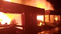Kebakaran melanda Pasar Baso Agam, Selasa (14/9/2021) dini hari. (liputan6.com/ ist)