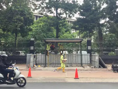 Pengendara motor melintas di depan halte bus Mesjid Istiqlal, Jakarta, Sabtu (6/1). Pembuatan halte tersebut dilakukan untuk meningkatkan kenyamanan bagi pengguna transportasi umum. (Liputan6.com/Immanuel Antonius)