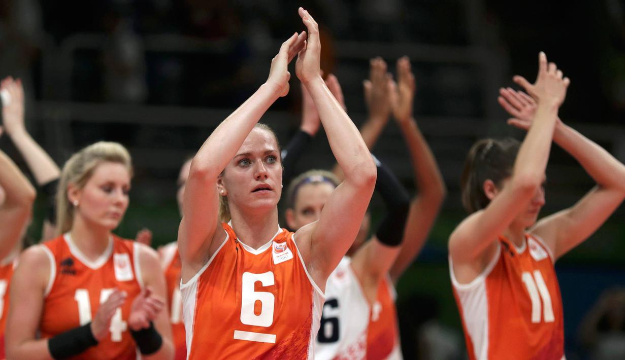 Para pemain Belanda bertepuk tangan usai pertandingan melawan tim Tiongkok pada semifinal Olimpiade Rio 2016 di Rio de Janeiro, Brasil, (18/8). (REUTERS/Ricardo Moraes)