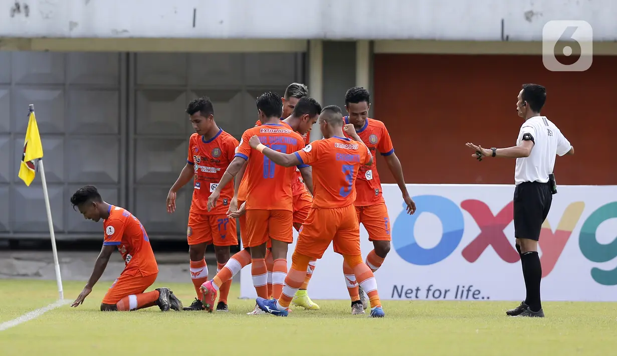 Selebrasi pemain Persiraja Banda Aceh setelah Assanur Rijal (bersujud) mencetak gol pertama ke gawang Persita Tangerang dalam pertandingan babak penyisihan Piala Menpora 2021 di Stadion Maguwoharjo, Sleman, Rabu (24/3/2021). Persiraja menang 3-1. (Bola.com/Arief Bagus)