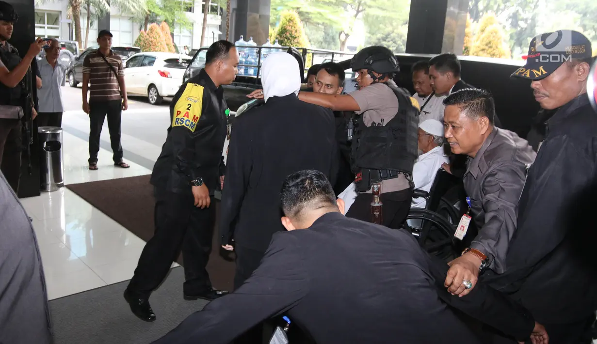 Terpidana terorisme Abu Bakar Baasyir berada dalam kursi roda saat akan menjalani pemeriksaan kesehatan di RSCM, Jakarta, Senin (16/4). Kedatangan Baasyir mendapat pengawalan ketat dari aparat. (Liputan6.com/Arya Manggala)