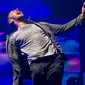 Vokalis band Coldplay, Chris Martin saat tampil di panggung Pyramid di Glastonbury Music Festival pada tanggal 25 Juni 2011. (AP Photo/Joel Ryan)