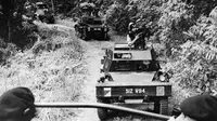 Kondisi darurat di Malaya 1948-1960: Konvoi Malayan Armoured Corps menembus hutan Malaysia (Wikimedia Commons/Public Domain)