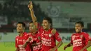 Selebrasi gol Putu Gede Juniantara, bek Bali United dalam turnamen sepak bola Bali Island 2016 di Stadion Kapten I Wayan Dipta, Gianyar, Bali, Minggu (21/2/2016). (Bola.com/Peksi Cahyo)