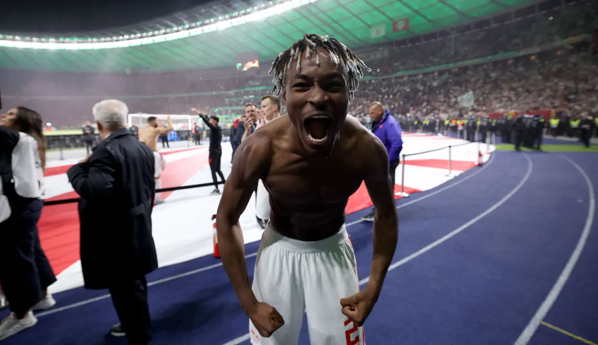 Pemain Leipzig, Mohamed Simakan merayakan kemenangan timnya usai mengalahkan SC Freiburg pada partai final DFB Pokal atau Piala Liga Jerman yang berlangsung di Stadion Olimpiade di Berlin, Jerman, Sabtu, 21 Mei 2022 waktu setempat. Die Bullen berhasil menang lewat babak adu penalti dengan skor 4-2 usai laga berjalan imbang 1-1. (AFP/Ronny Hartmann)