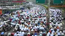 Ribuan warga Jakarta tampak melakukan sujud saat menjalankan Salat Idul Fitri di kawasan Senen, Jakarta Pusat (Liputan6.com/Johan Tallo)