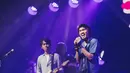 Vokalis Sheila On 7, Duta saat menyanyikan lagu pada konser 'A Night with Sheila on 7' di Jakarta, Kamis (6/12/2019). Dalam penampilannya mereka membawakan berbagai lagu andalan diantaranya lagu" Kita", "Dan", "Betapa", "Seberapa Pantas" serta "Sephia". (Liputan6.com/Faizal Fanani)